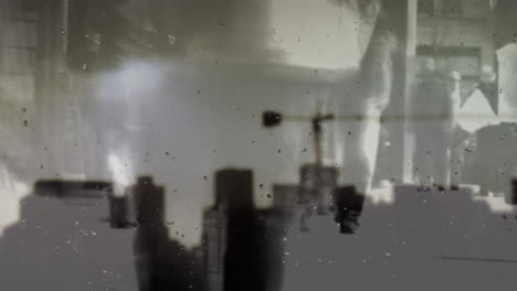 animación de personas caminando por la calle y la lluvia sobre el paisaje urbano borroso