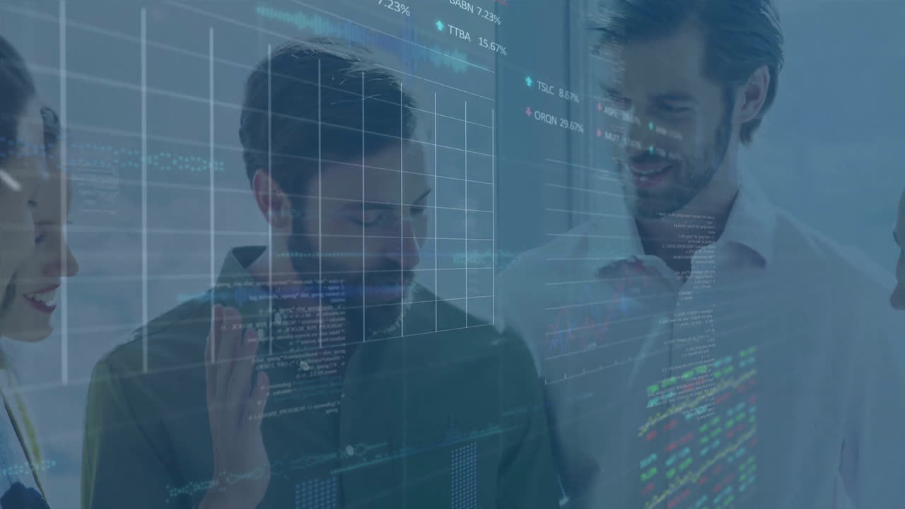 사무실에서 다양한 사업가들에 대한 금융 데이터 처리의 활성화