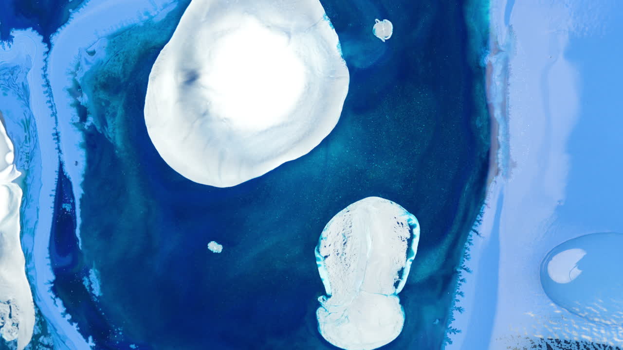 추상적인 해양 액체 패턴에서 색 원을 가진 파란색 반이는 잉크에서 상승하는 pullback