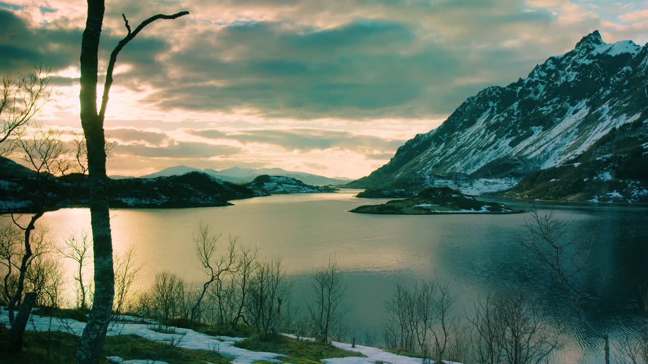 Pôr do sol deslumbrante em Lofoten, Noruega.