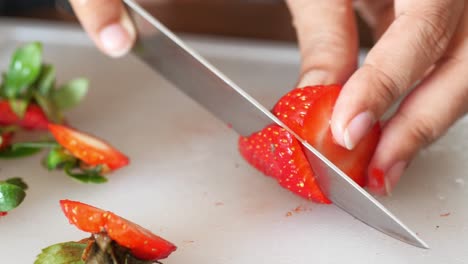 Fresas-Rojas-Maduras-En-Un-Recipiente-Sobre-La-Mesa