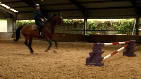 Hombre-Montando-A-Caballo-Alrededor-Del-Paddock