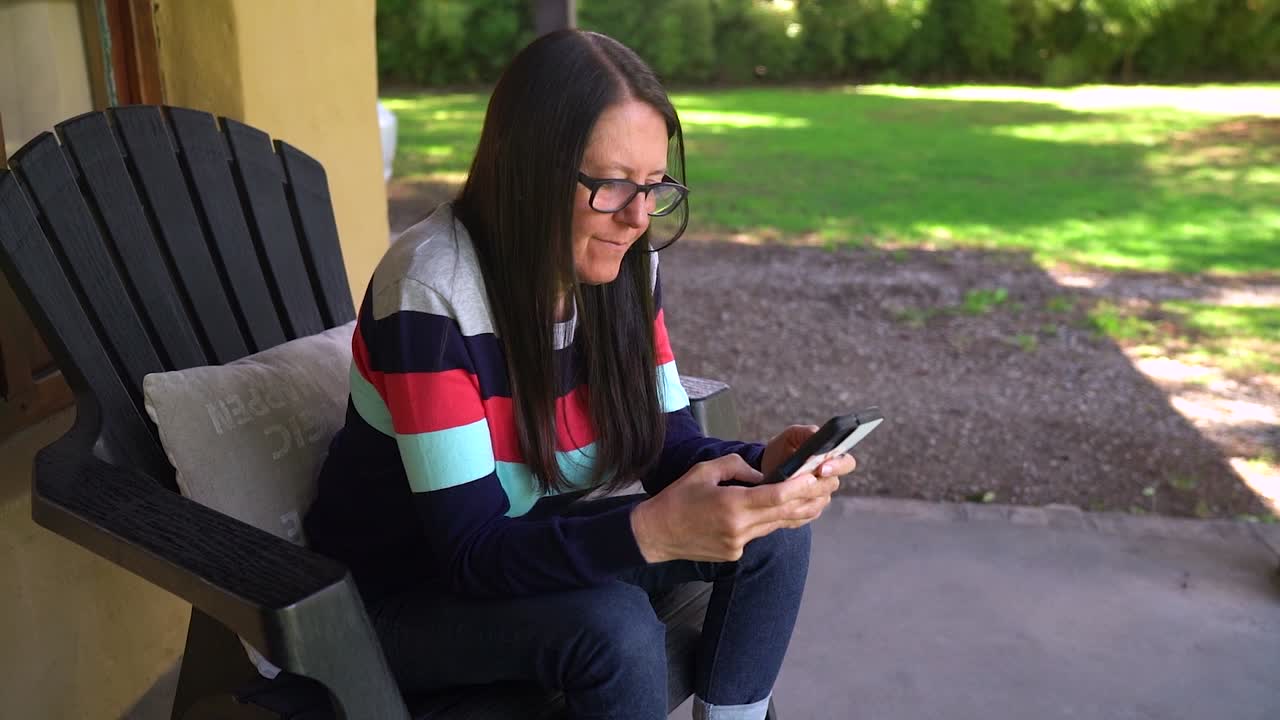 desenrollarse mientras se utiliza activamente un dispositivo móvil - de cerca