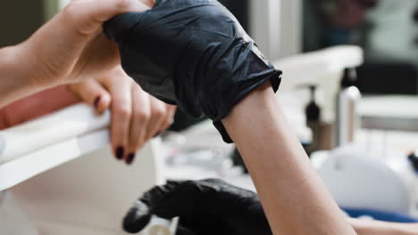 una mujer haciendo una manicura.