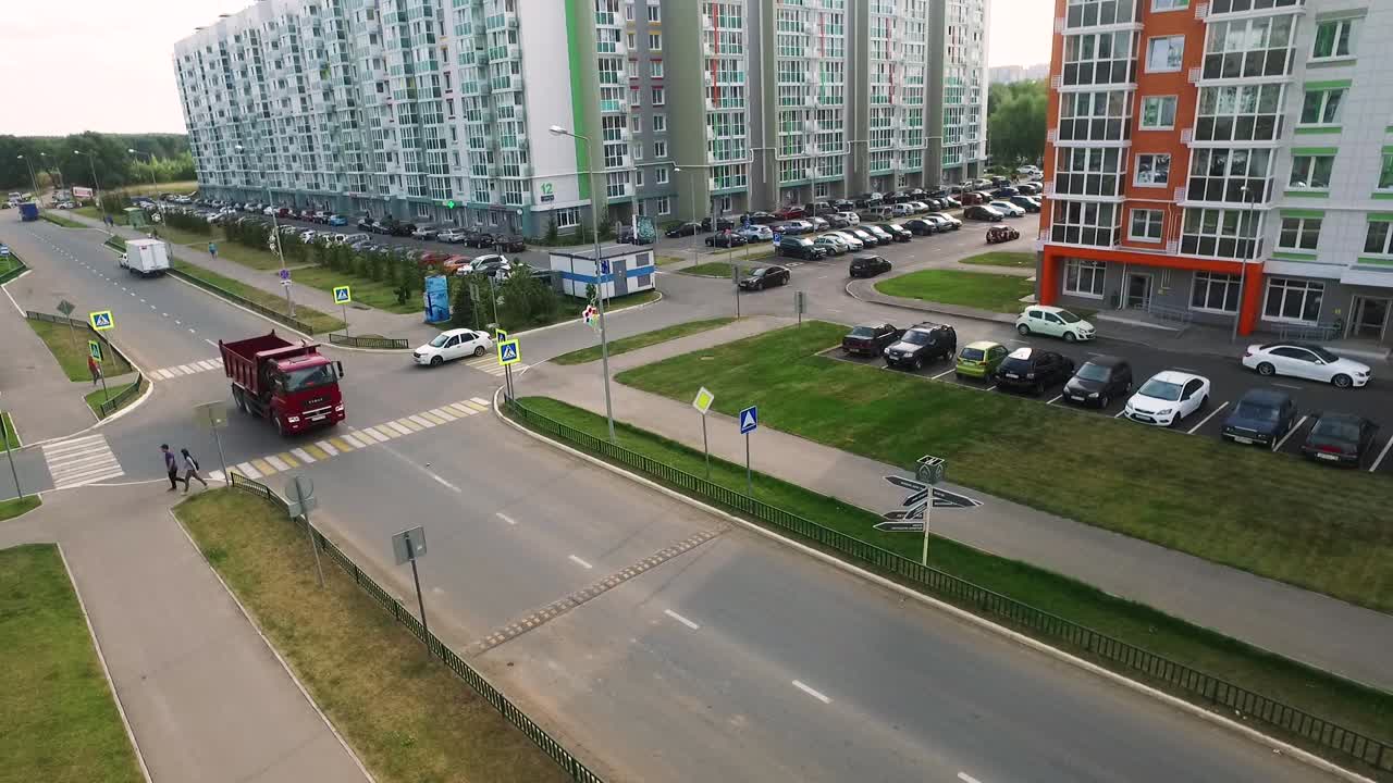 calle de la ciudad con edificios de apartamentos y tráfico