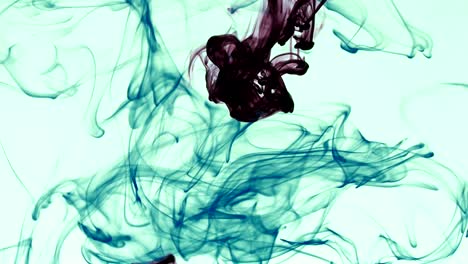 tinta abstracta esparcida bajo el agua