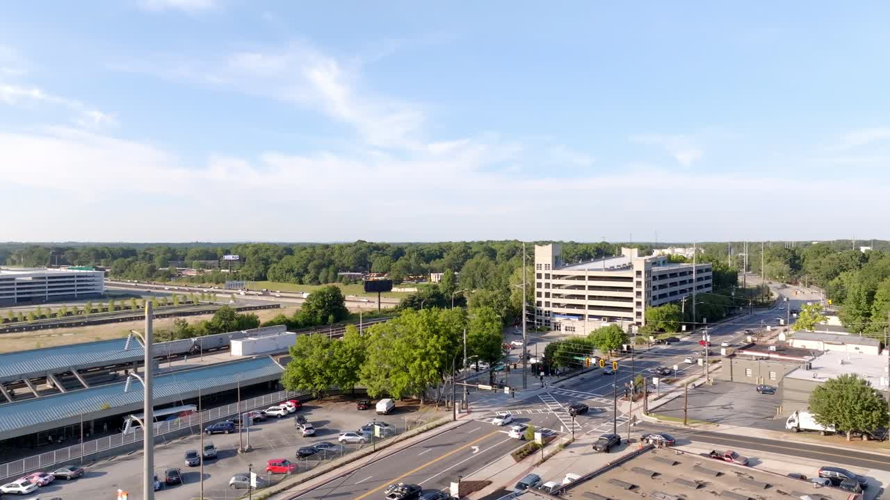 Intersection between New Peachtree Road and Central Avenue, Traffic signal, Atlanta, Georgia, Drone shot