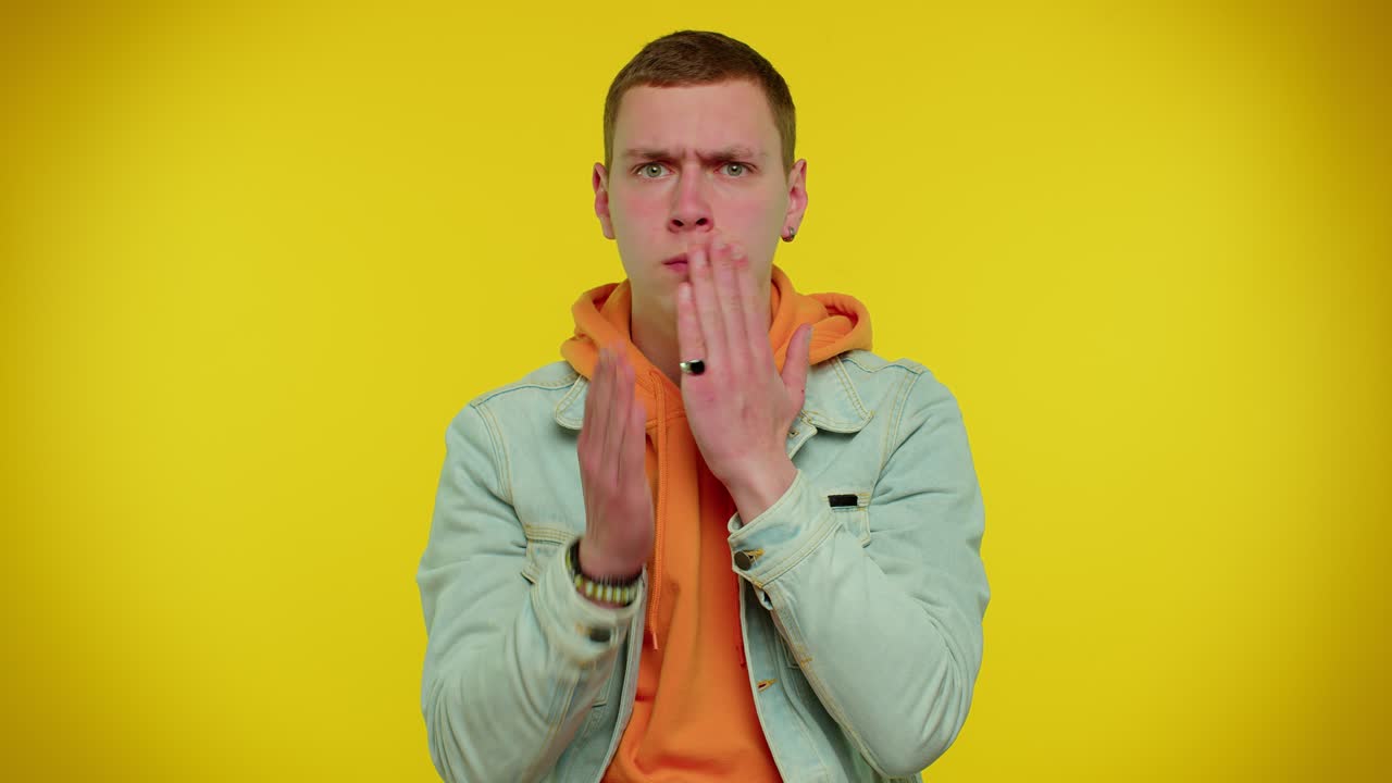 asustado asustado hombre cerrando la boca gestos no, negándose a decir terrible secreto, la verdad