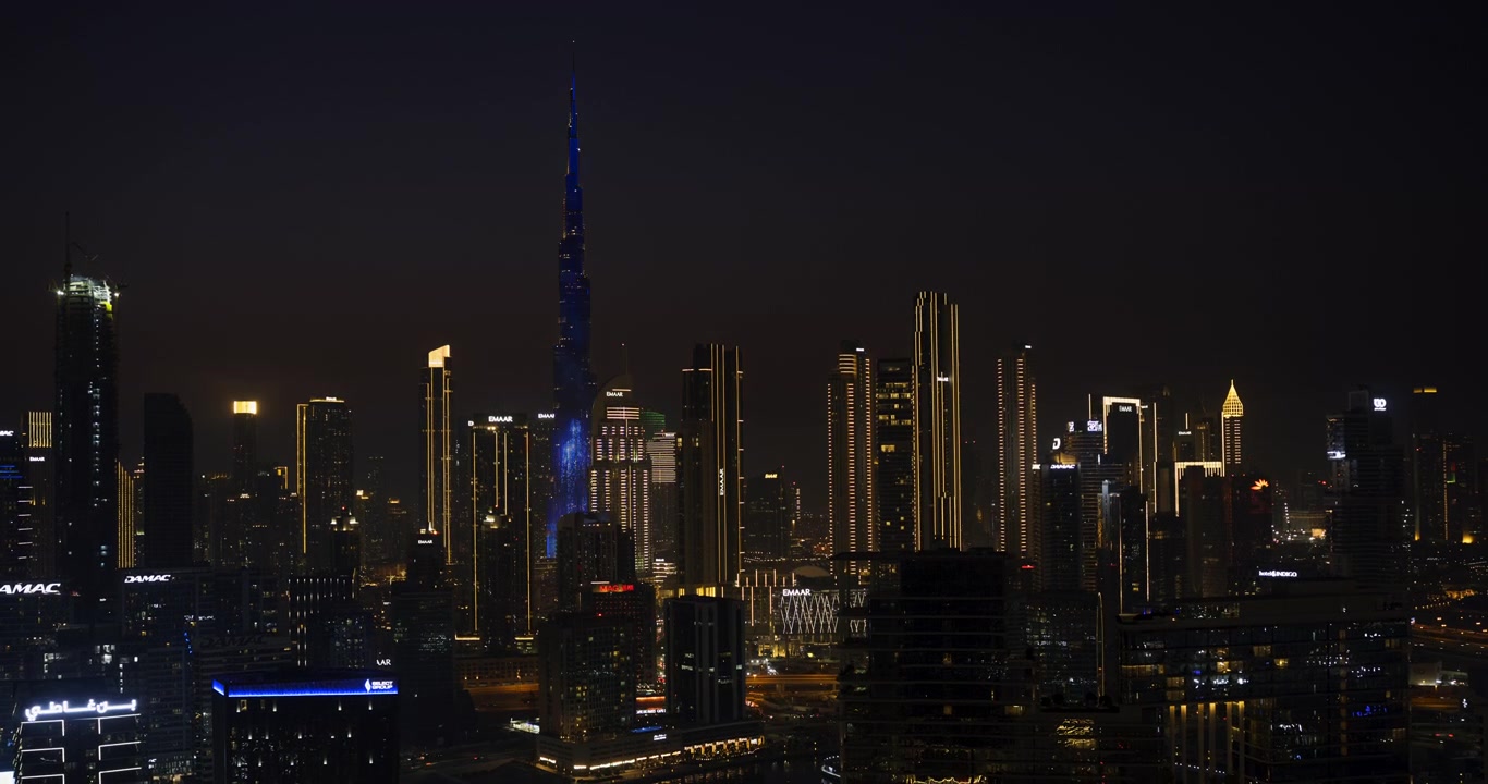 Burj Khalifa illuminato di notte nello skyline di Dubai