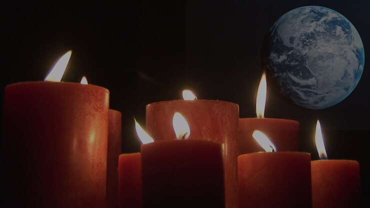 Animazione di candele accese su un globo su sfondo nero