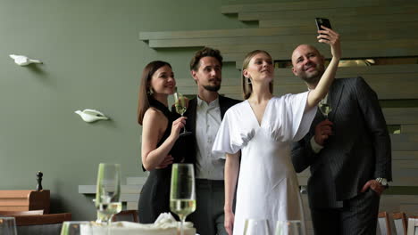 dos parejas posando para una foto en un restaurante