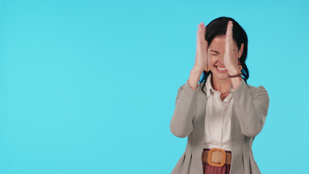 mujer de negocios, puño y celebrar la victoria