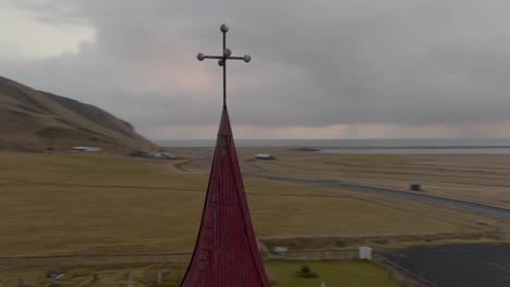 Reyniskirkja-Kirche-In-Island-Drohnenaufnahme