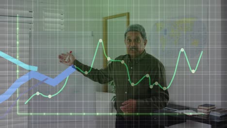 animación del procesamiento de datos financieros sobre un maestro masculino de dos razas que apunta a la pizarra