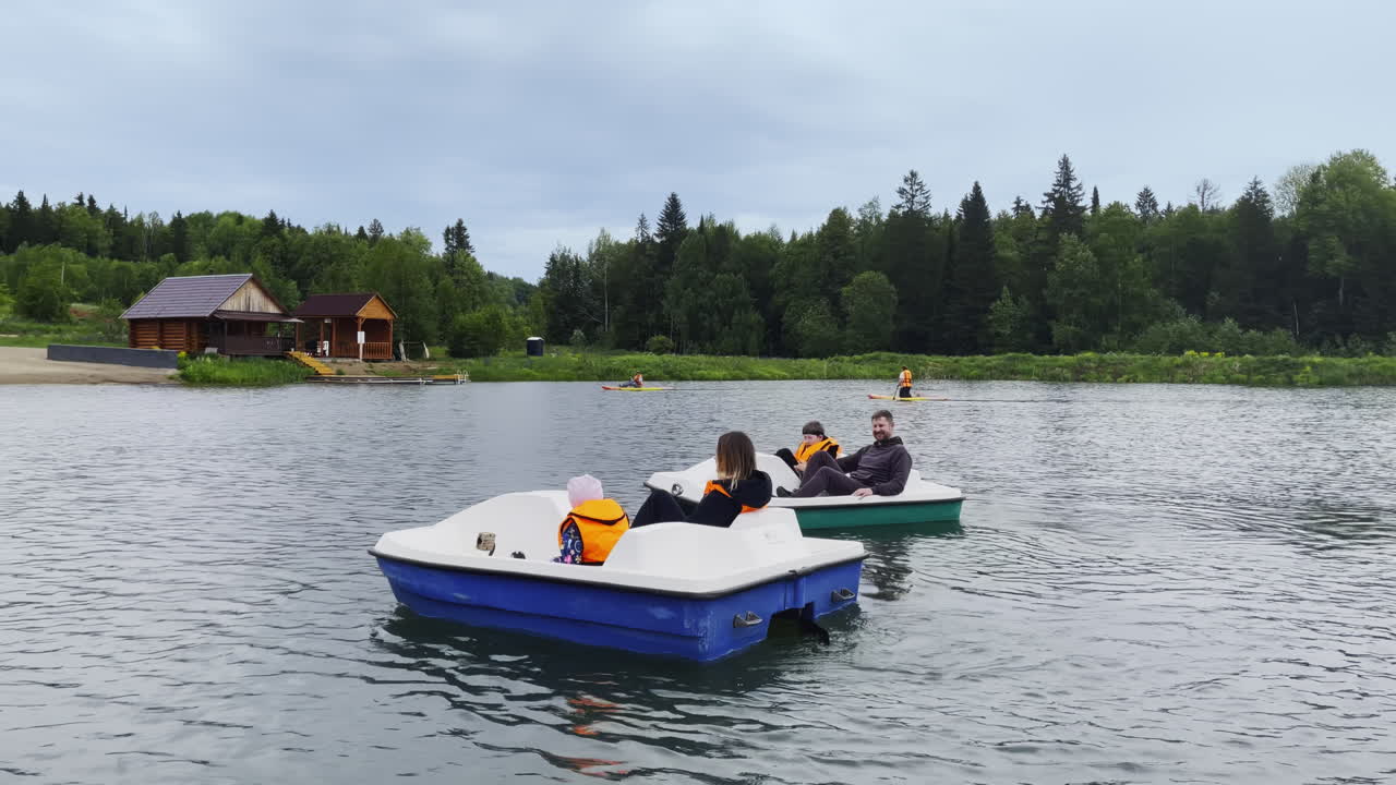 Famiglia che si gode una giornata al lago