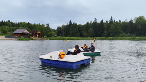 familia disfrutando de un día en el lago