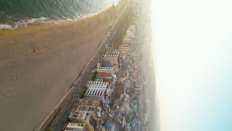 Vertikale-Aufnahmen-Der-Stadt-Lloret-Del-Mar-Bei-Sonnenuntergang