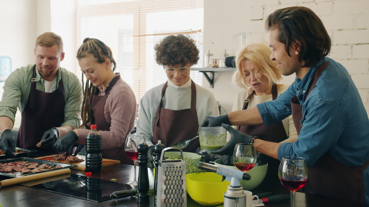 친구 들 이 부 에서 함께 요리 하고 있다