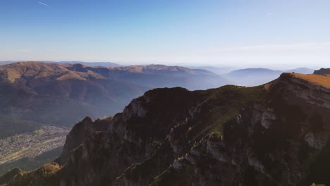 Pico-Aéreo-De-Altas-Montañas-En-El-Condado-De-Prahova,-Muntenia,-Rumania,-Pintoresco-Paisaje-Natural-De-Drones