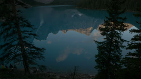 Wunderschöne-Aufnahme-Des-Sonnenaufgangs-Am-Moraine-Lake