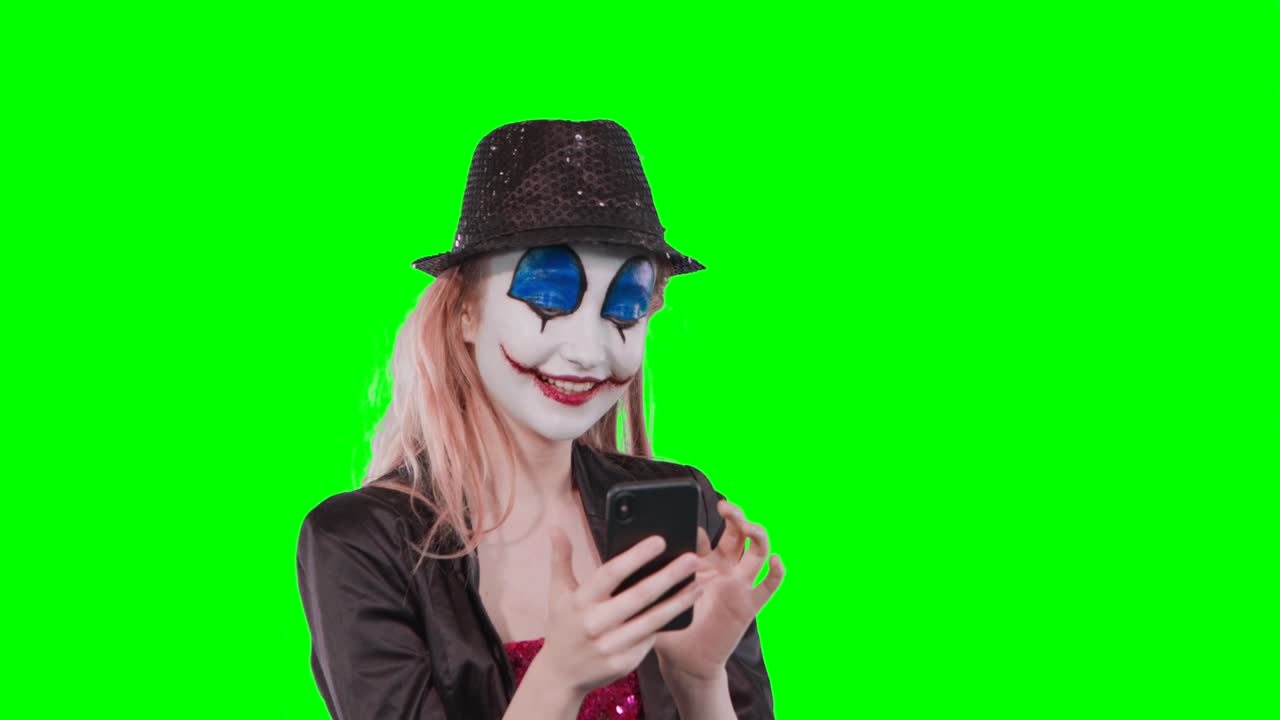 maquillaje de payaso de halloween con teléfono móvil