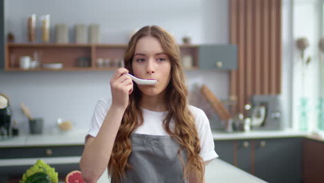 mujer alegre disfrutando del sabor de la comida en el interior