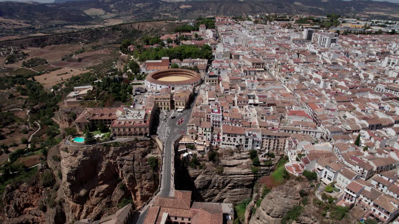 fotografía aérea de la arena de toros y el puente de la garganta del tajo en ronda, andalucía, españa