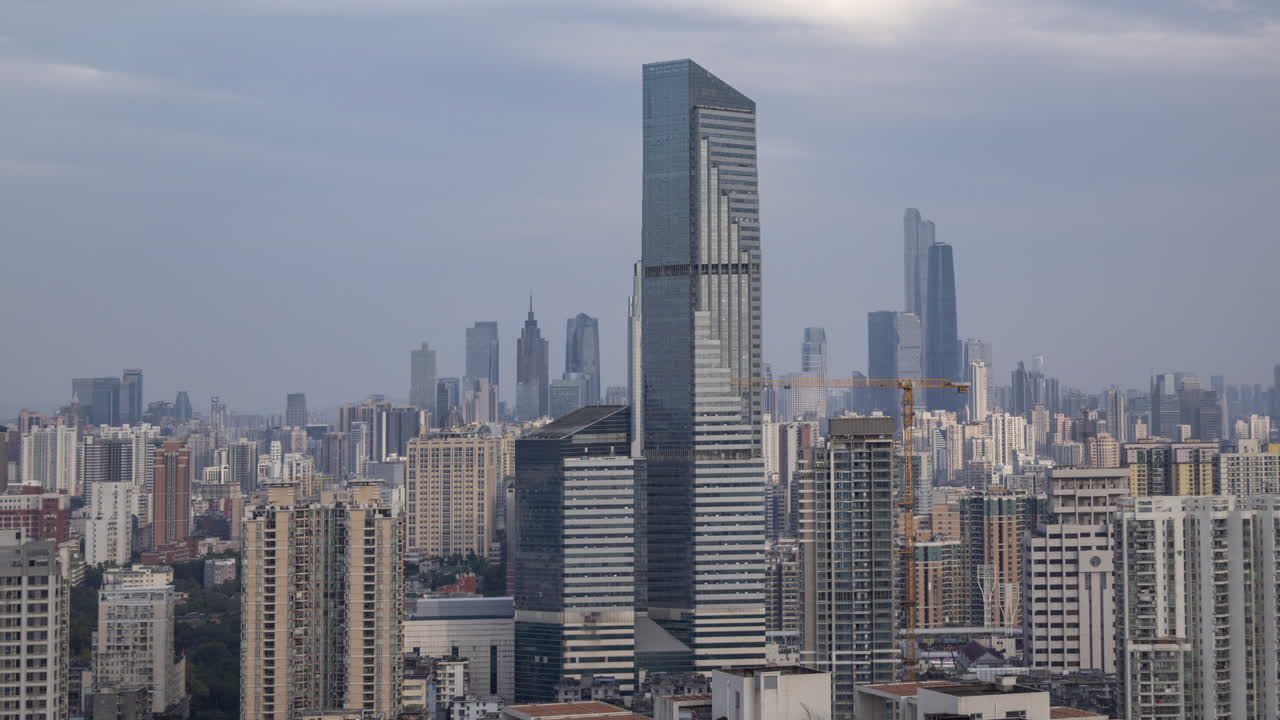 Lapso de Tempo de Paisagem Urbana Moderna com Arranha-céu e Nuvens em Movimento.