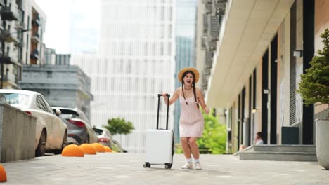 mujer con maleta en la ciudad