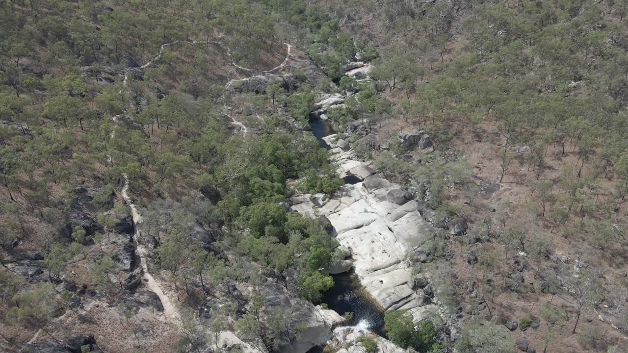 vista aérea del arroyo de montaña rocosa en verano - río de sequía en el extremo norte, qld, australia