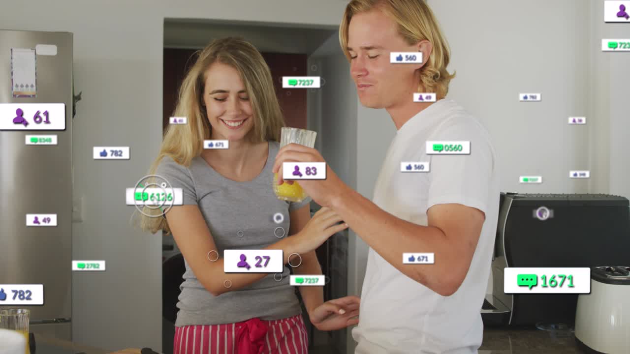 Animasjon av varsler fra sosiale medier over et lykkelig par som kysser på et solfylt kjøkken.