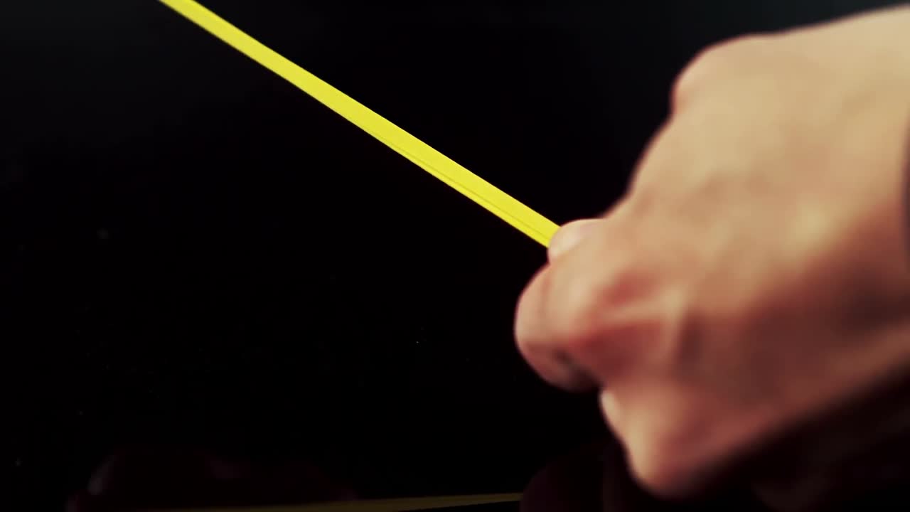 la mano tirando de una banda elástica