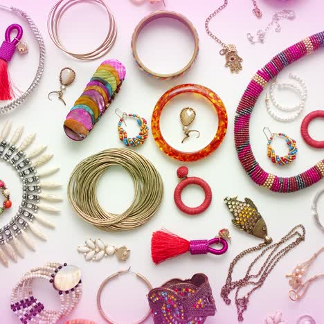 joyería de mujer composición plana collares pendientes anillos y pulseras