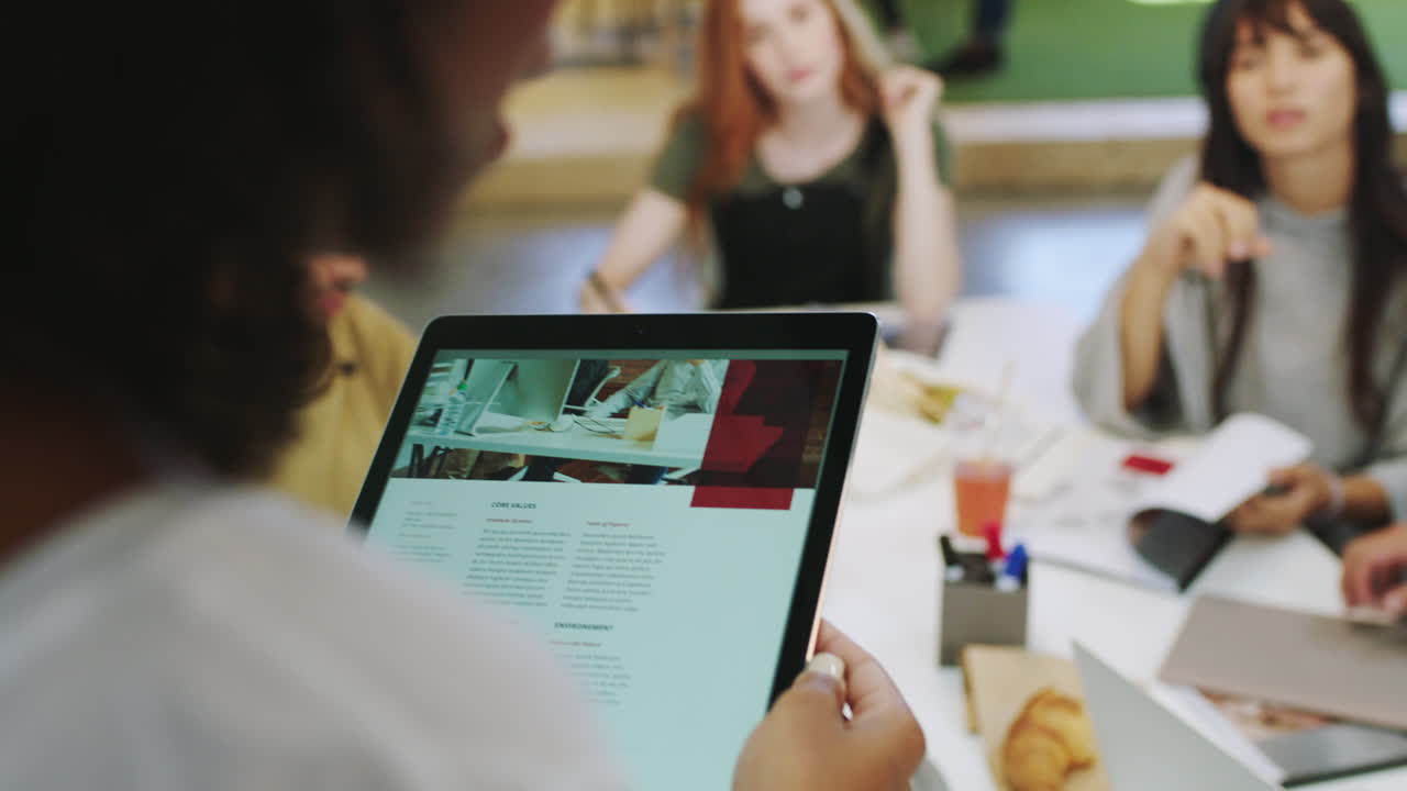 직원이 회사에 대한 비즈니스 회의를 이끌고 있습니다.