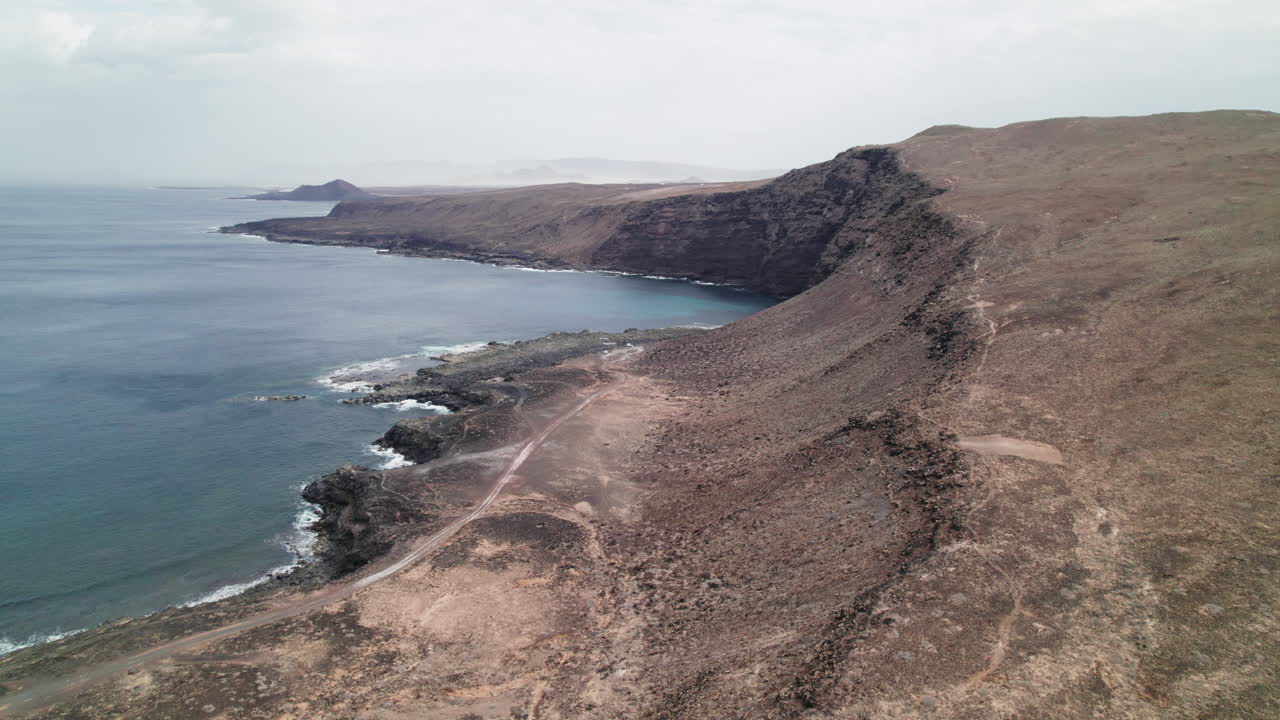 Panoramica con drone della costa occidentale di Lanzarote vicino a Tenesar