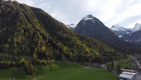 Pueblo-De-Pertisau-Y-Su-Antiguo-Telesilla-Que-Va-A-La-Cima-De-Una-Montaña