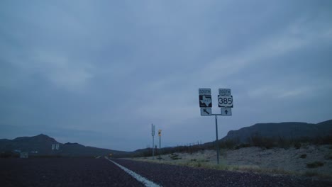 West-Texas-Highway-385-Schild-Zur-Blauen-Stunde,-4-Km-Von-Links-Nach-Rechts,-Dolly