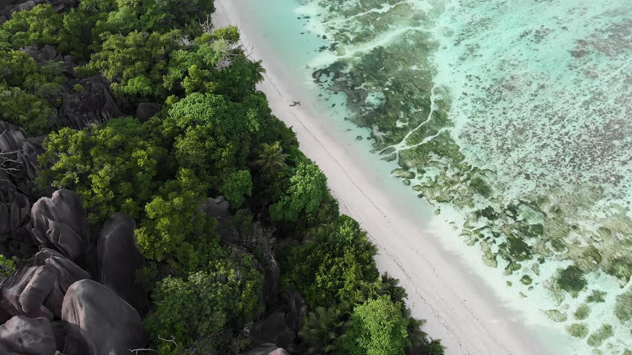 Veduta aerea di Anse Source d’Argent, La Digue, Seychelles, ripresa all'alba con la spiaggia deserta.