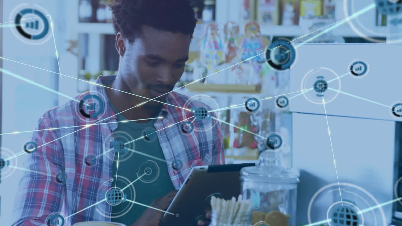 animación de la red de conexiones con datos cons sobre hombre afroamericano con tableta en el café