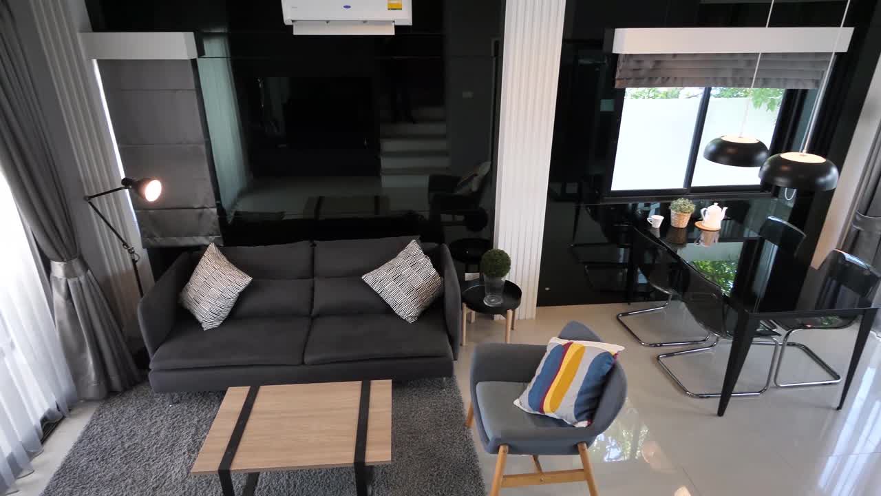 현대적이고 세련된 블랙 톤 가정 거실 장식