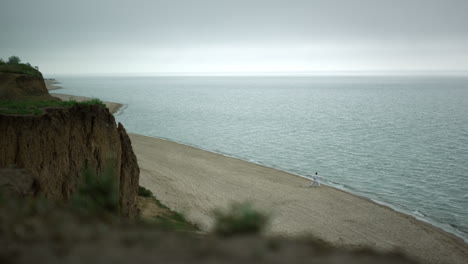 Majestätische-Aussicht-Auf-Die-Sandige-Küste-Mit-Grünen-Hügeln.-Meereswellen,-Die-Den-Goldenen-Strand-Umspülen.