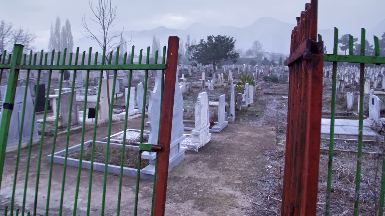 Un vecchio, spaventoso, inquietante cimitero dell'orrore in decadenza con edifici in rovina, spazzatura e detriti a terra tutt'intorno, dell'era comunista nei Balcani in Bulgaria, Europa orientale.