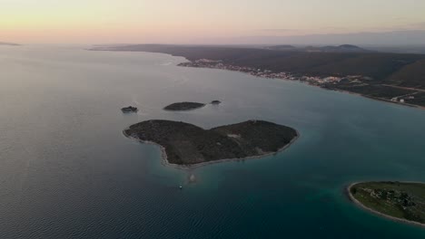 Vista-Del-Atardecer-De-La-Isla-En-Forma-De-Corazón-De-Galesnjak,-Región-De-Dalmacia-En-Croacia