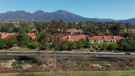 Vista-Aérea-Del-Tráfico-En-Una-Carretera-Pavimentada-En-Mission-Viejo,-California