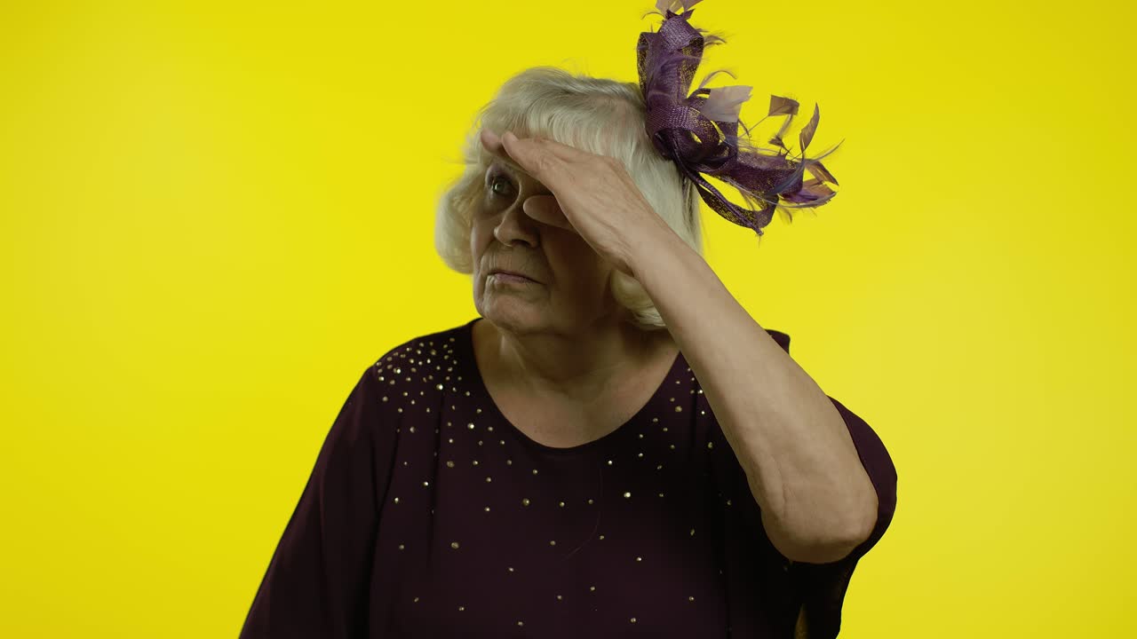 anciana mirando lejos con la mano sobre los ojos, buscando en la distancia, expresando sorpresa