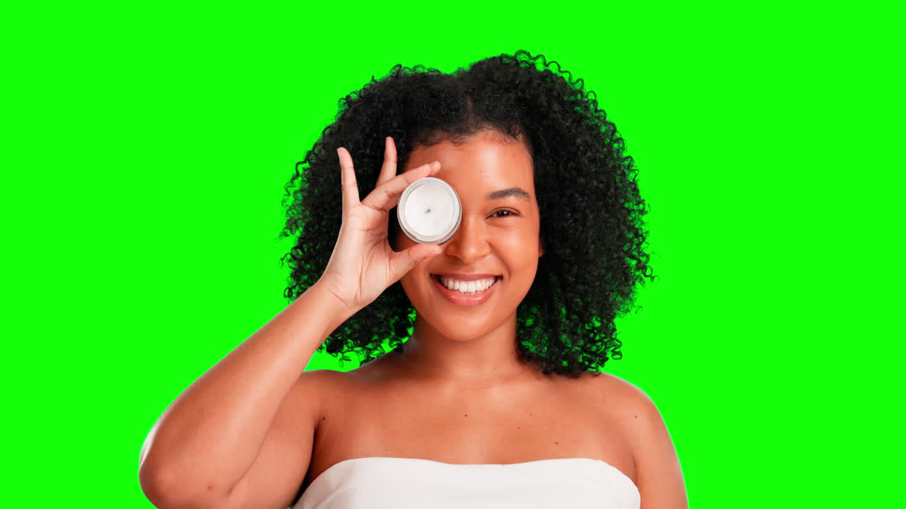 mujer, cara y crema para la belleza en la pantalla verde