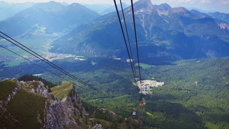 Vom-Gipfel-Aus-Hat-Man-Einen-Beeindruckenden-Ausblick-Auf-Die-Sessellifte,-Die-Anmutig-Den-Himmel-überqueren,-Begleitet-Von-Der-Majestätischen-Kulisse-Der-Bergkette