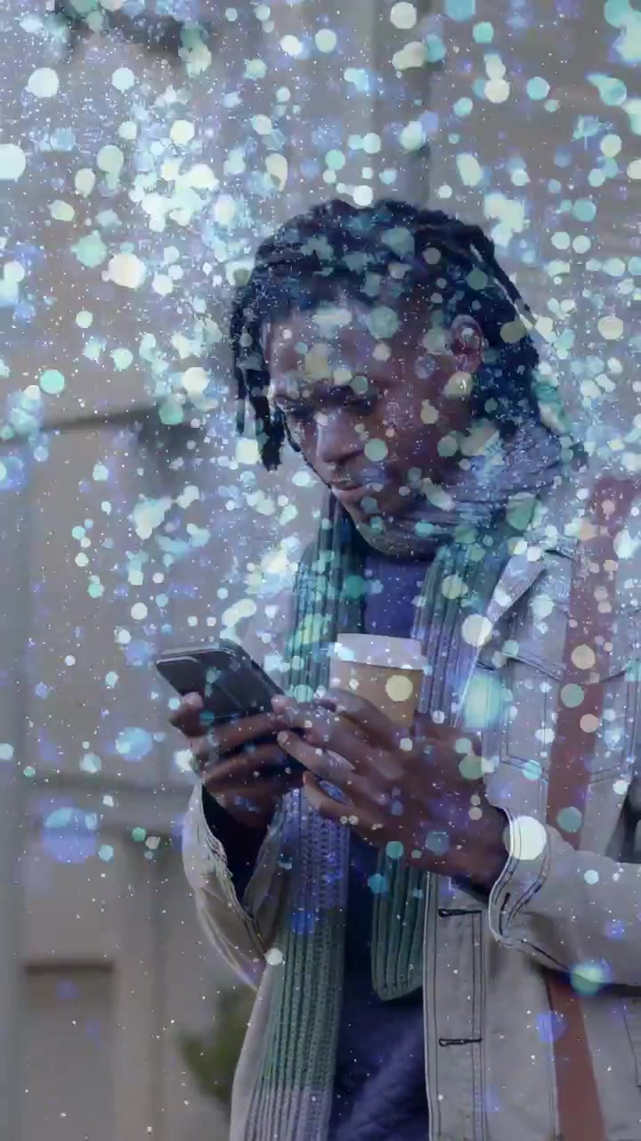 Video verticale: Uomo che guarda e poi tocca il telefono, tenendo una tazza, con un bokeh tecnologico che cresce, nascondendo parzialmente l'uomo