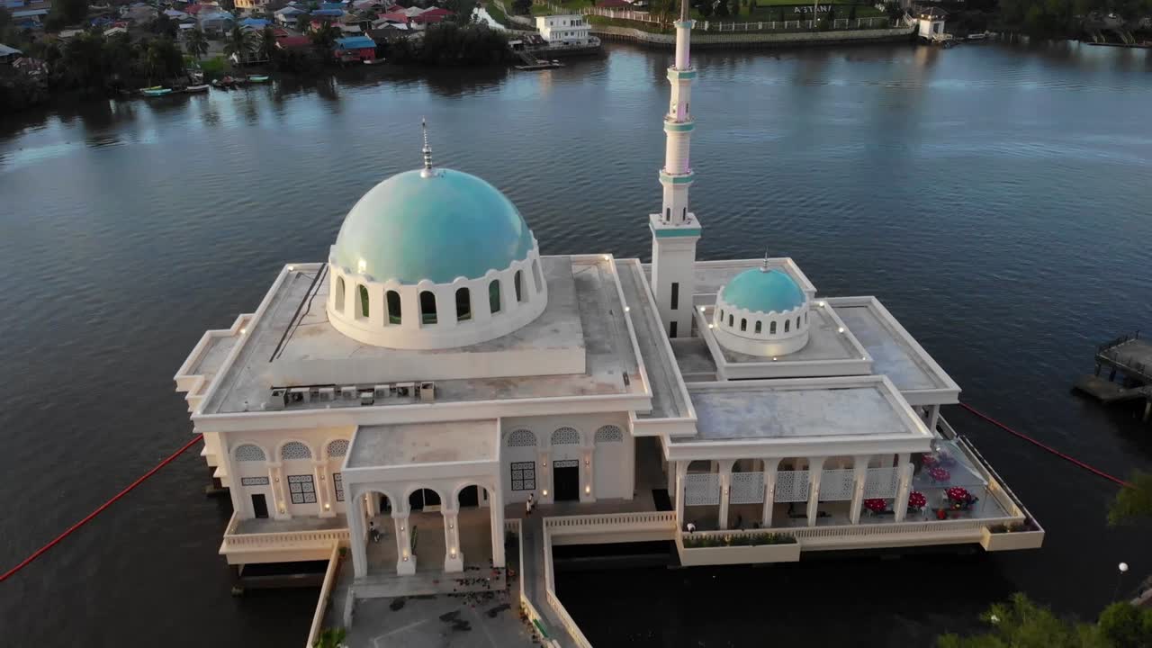 쿠칭의 아름다운 떠다니는 모스크의 공중 풍경