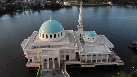 vista aérea de la hermosa mezquita flotante de kuching
